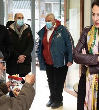 Η Δόμνα Μιχαηλίδου ενίσχυσε το συσσίτιο της Μητρόπολης Πειραιά μακριά από τα φώτα της δημοσιότητας