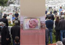 Άρτα: Αγκαλιασμένοι οι γονείς κατά το τελευταίο αντίο στο 5,5 μηνών βρέφος – Θρήνος στην κηδεία