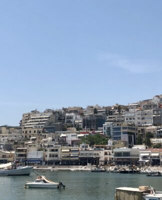 Σοκ στο Μικρολίμανο: Άντρας έπεσε από το γκρεμό σε πάρκινγκ!