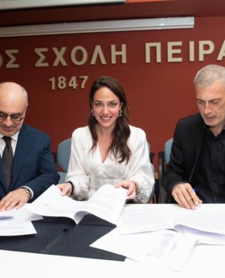 Η Δόμνα Μιχαηλίδου εξασφάλισε 60 Η/Υ για σχολεία του Πειραιά!