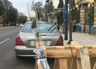 «Μη μου τρυπάτε την καρδιά» – Συντετριμμένος ο πατέρας της 12χρονης που σκοτώθηκε στην Καλλιθέα
