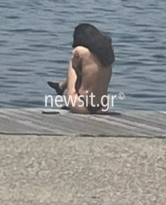 Γίνονται viral οι Γερμανοί τουρίστες που βγήκαν από τα ρούχα τους κυριολεκτικά στη Θεσσαλονίκη