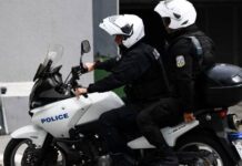 Μετωπική σύγκρουση ΙΧ με μοτοσικλετιστές της ΔΙΑΣ στα Λιόσια – Σε σοβαρή κατάσταση ο ένας