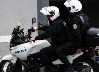 Μετωπική σύγκρουση ΙΧ με μοτοσικλετιστές της ΔΙΑΣ στα Λιόσια – Σε σοβαρή κατάσταση ο ένας