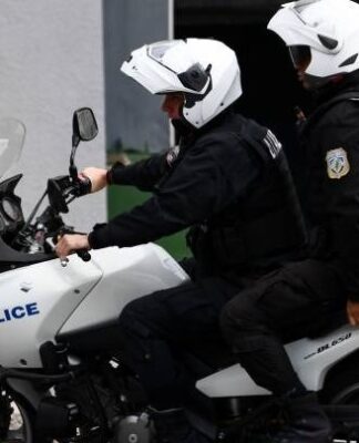 Μετωπική σύγκρουση ΙΧ με μοτοσικλετιστές της ΔΙΑΣ στα Λιόσια – Σε σοβαρή κατάσταση ο ένας
