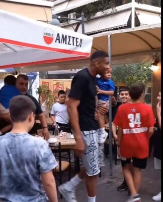 Χαμός σε ταβέρνα στον Βύρωνα μόλις είδαν τον Γιάννη Αντετοκούνμπο