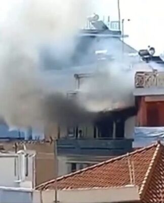Φωτιά σε διαμέρισμα στα Μανιάτικα του Πειραιά – Απεγκλωβίστηκαν μια γυναίκα και δύο παιδιά – Βίντεο