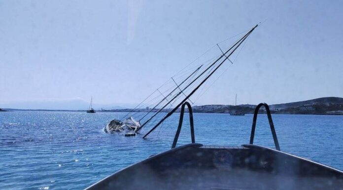 Βυθίζεται σκάφος στην Πάρο