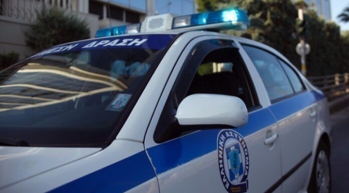 Οικογενειακό δράμα στον Βόλο με γιο να βάζει όπισθεν στο αυτοκίνητο και να παρασύρει σκόπιμα τη μητέρα του