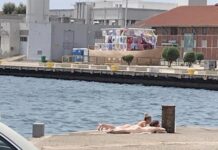 Θεσσαλονίκη: Νεαρές πέταξαν τα ρούχα και… έκαναν ηλιοθεραπεία στην Λ. Νίκης