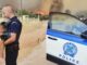 Σοκ στα Δερβενοχώρια: Αστυνομικός απομακρύνει μωρό από τις φλόγες στη Μάνδρα