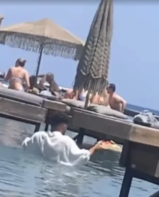 Ρόδος: Καταστροφές σε γνωστό beach bar στο οποίο σερβιτόρος παρέδιδε παραγγελία σχεδόν… κολυμπώντας