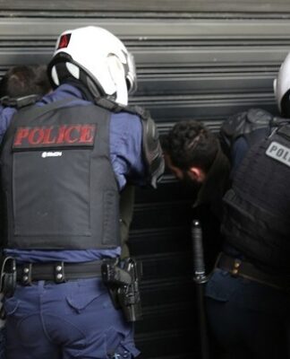 Κολωνός: Ελεύθερος χωρίς περιοριστικούς όρους ο ειδικός φρουρός που πυροβόλησε τον ληστή τράπεζας