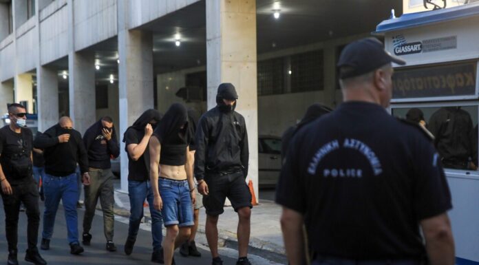 Ποινική δίωξη σε 104 χούλιγκανς – Ανθρωποκτονία και εγκληματική οργάνωση μεταξύ των κακουργημάτων