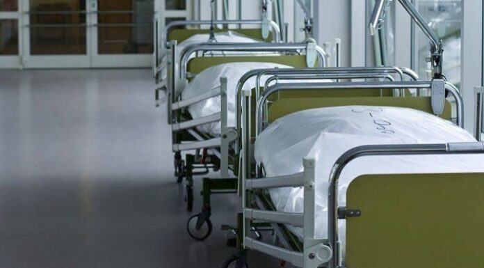 Ρομά έσπασαν αυτοκίνητα και χτύπησαν τον φύλακα στο νοσοκομείο!