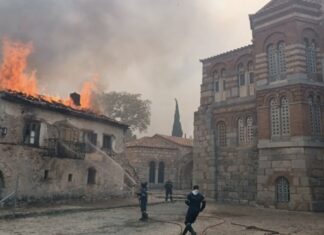 Συμβαίνει τώρα: Καίγεται η Μονή Οσίου Λουκά στη Βοιωτία