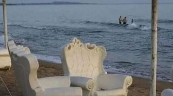 Η άλλη όψη του κινήματος της πετσέτας – Έβγαλε πολυθρόνες μπαρόκ στην πλαζ