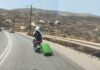Μύκονος – Viral: Τουρίστας οδηγεί σκούτερ σέρνοντας βαλίτσα με ροδάκια (βίντεο)