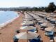 «Κυρία μου αν κάτσετε και εσείς στην ξαπλώστρα θα σπάσει» – Καταγγελία για υπεύθυνη επιχείρησης στα Χανιά