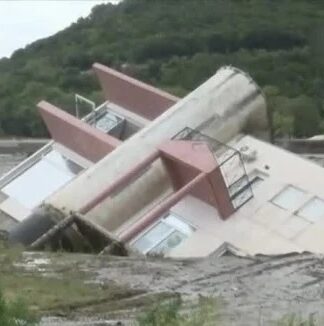 Εικόνα που συγκλονίζει: Διώροφο κτίριο παρασύρθηκε από τα νερά στο Μουζάκι