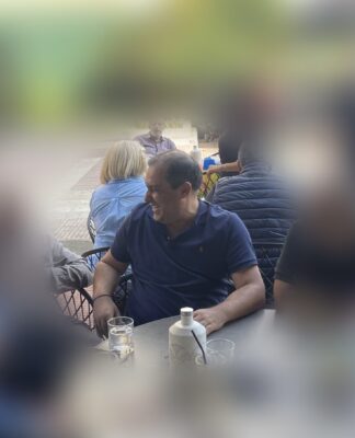 Αποκλειστικό: Δείτε με ποιους υποψήφιους πήγε για καφέ ο Κατσαφάδος στο κέντρο του Πειραιά! (φωτο)