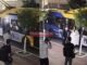 Καμίνια Πειραιά: Η νύφη έφτασε στην εκκλησία με το… τρόλεϊ! (βίντεο)