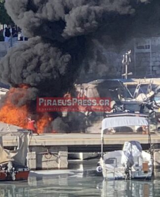Πειραιάς: Πυρκαγιά σε σκάφος στη Μαρίνα Ζέας