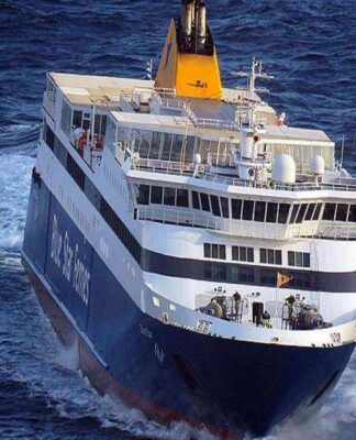 Συναγερμός: Το Blue Star προσέκρουσε στο λιμάνι της Νάξου