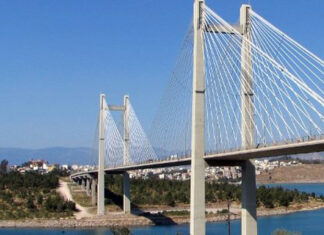 Σοκ: 29χρονος πήδηξε από τη Γέφυρα της Χαλκίδας