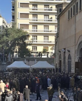 H Θεσσαλονίκη αποχαιρετά τον Βασίλη Καρρά – Πλήθος κόσμου στο λαϊκό προσκύνημα