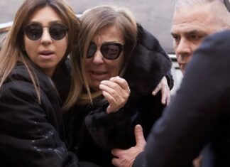 Βασίλης Καρράς: Τραγικές φιγούρες η σύζυγος και η κόρη του – Κατέρρευσε η Κεσογλίδου στην εκκλησία