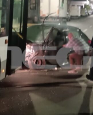 Τροχαίο-σοκ στο κέντρο του Πειραιά: Μετωπική ΙΧ με λεωφορείο – Απεγκλωβίστηκε γυναίκα χωρίς τις αισθήσεις της (βίντεο)
