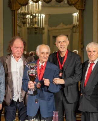 Οι Βετεράνοι του Ολυμπιακού βράβευσαν τον Ηλία Υφαντή και τον Γιάννη Μώραλη (φωτο)