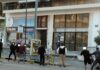 Δεκάδες γuφτοι με καδρόνια πλακώθηκαν στο ξύλο στη μέση του δρόμου! (φωτο)