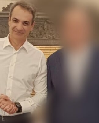 Αυτός είναι ο μοναδικός Πειραιώτης που ευχήθηκε στον Πρωθυπουργό από κοντά! (φωτο)