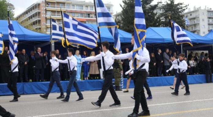 Θεσσαλονίκη – 25η Μαρτίου: Ο Μητροπολίτης Φιλόθεος αρνήθηκε τον «θρόνο» και επέλεξε να καθίσει σε πλαστική καρέκλα