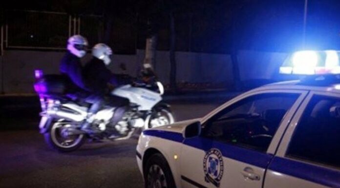 Μπούκαραν με ΙΧ σε καταστήματα – Καρέ – καρέ σε βίντεο ντοκουμέντα η δράση της συμμορίας
