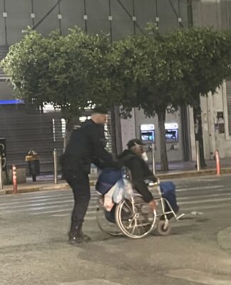 Πειραιάς: Αστυνομικός μετεφέρει ξημερώματα πολίτη σε αναπηρικό αμαξίδιο! (ΦΩΤΟ)