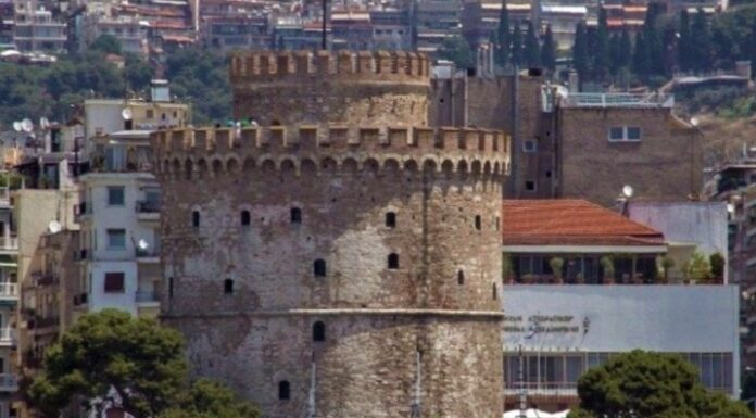 Θεσσαλονίκη: Άνθρωπος έπεσε από τον Λευκό Πύργο – Πληροφορίες ότι βρέθηκε χωρίς τις αισθήσεις του
