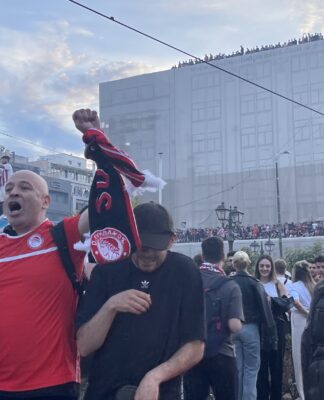 ΟΛΥΜΠΙΑΚΟΣ: Μια μεγάλη γιορτή έχει στηθεί σε όλο τον Πειραιά πριν το μεγάλο Ευρωπαϊκό Τελικό του Θρύλου! (βίντεο + φωτο)