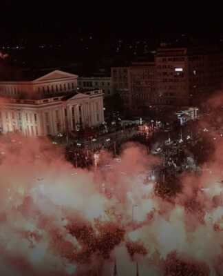 «Καίγεται» ο Πειραιάς για το θρίαμβο του Ολυμπιακού! (βίντεο)