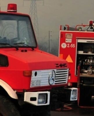 Φωτιά στην Πάτρα: Συγκλονίζει η εικόνα αστυνομικού που σώζει από τις φλόγες ηλικιωμένο άνδρα