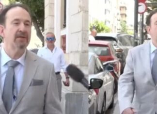 Χαμογελάει η Αλίκη από ψηλά: Έφτασε στο Δημαρχείο ο Γιάννης Παπαμιχαήλ με το γαμπριάτικο κοστούμι του