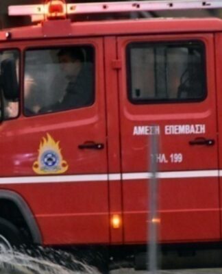Φωτιά τώρα – Καίει μέσα σε οικόπεδα