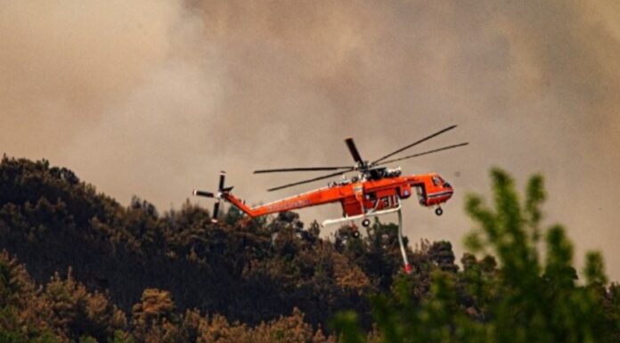 Καίγονται σπίτια – Ισχυροί άνεμοι εντάσεως 8 μποφόρ
