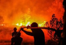 Νέα Φωτιά Τώρα: Καίγονται τα πάντα μέσα στη νύχτα – Ο αέρας την «πάει» προς τα Στρατόπεδα – Ήχησε το 112