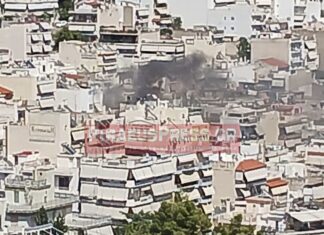 Καίγεται σπίτι στη Νεάπολη! (φωτο)