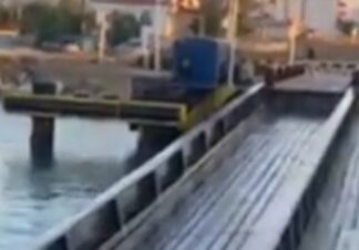 Κατέρρευσε η βυθιζόμενη γέφυρα της Ποσειδωνίας (βίντεο)