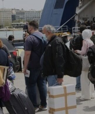 Επικός γκάφατζής ο Γιώργος Τσέλικας: Πήγε να μιλήσει με νεαρό που πήγαινε διακοπές και του “έστειλε” τον καφέ στο πάτωμα