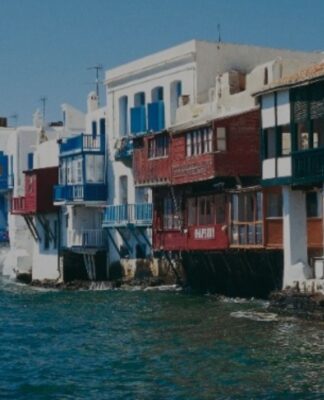Ράπερ σκόρπισε 20.000 ευρώ στα στενά της Μυκόνου – Ο κόσμος έτρεχε να μαζέψει χαρτονομίσματα
